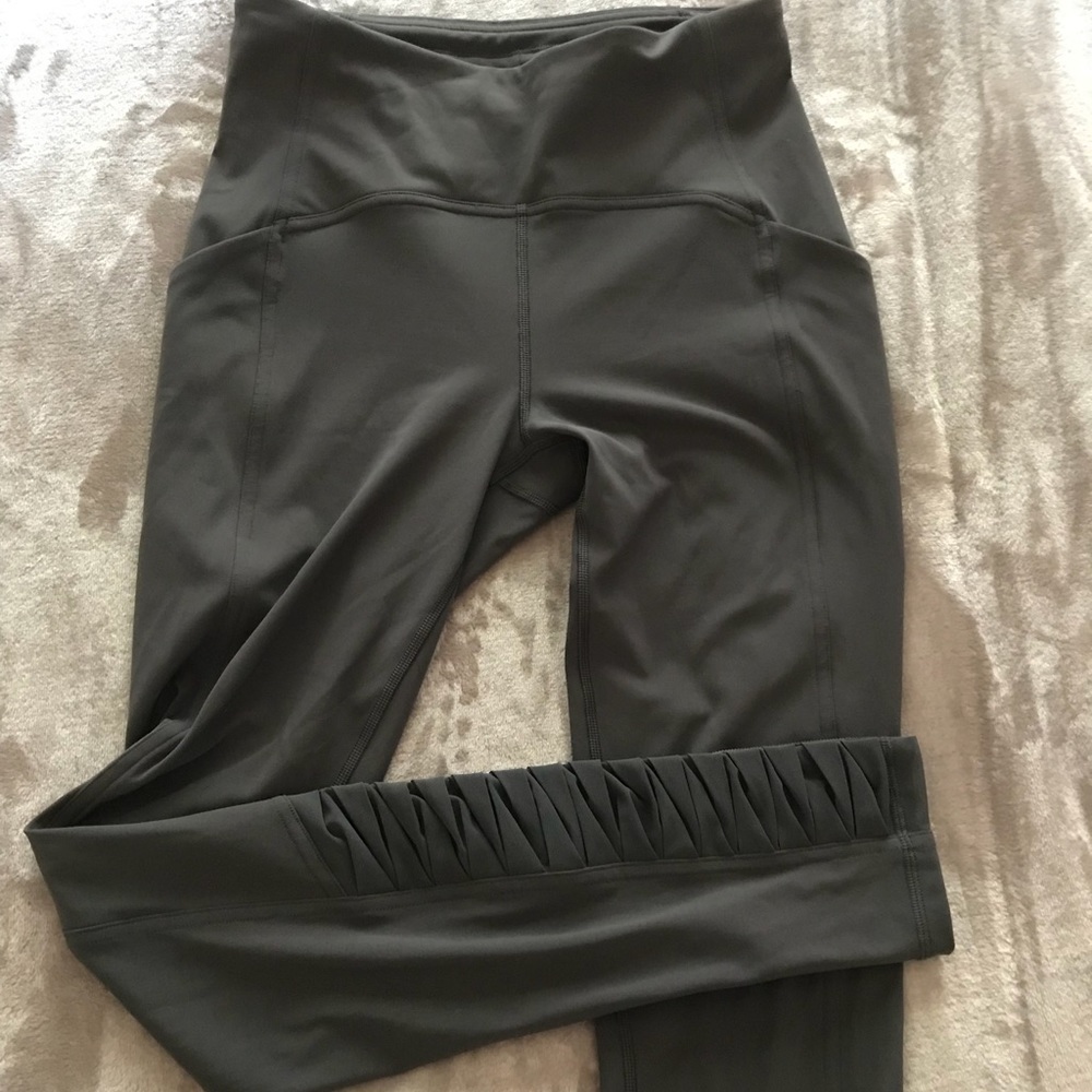 Lululemon Speed Up tights in grey with ruffles